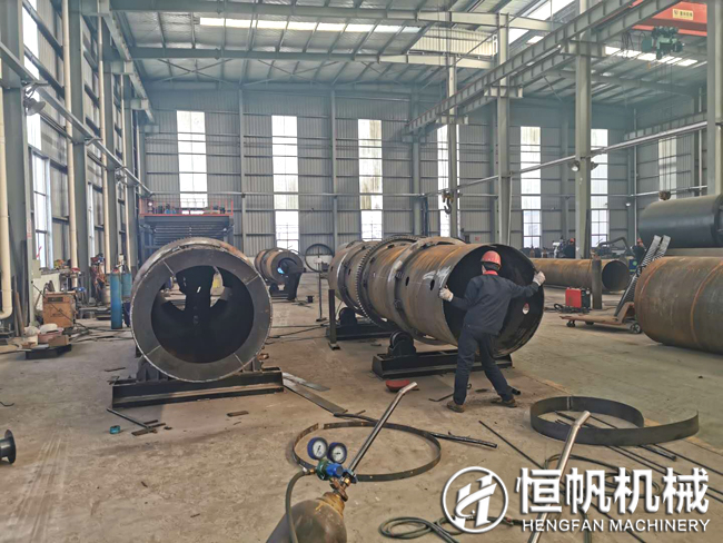 響應(yīng)國家復(fù)工號召有機(jī)肥設(shè)備生產(chǎn)廠家恒帆機(jī)械已順利進(jìn)入生產(chǎn)(圖2) 鄭州恒帆機(jī)械員工佩戴口罩進(jìn)行工作