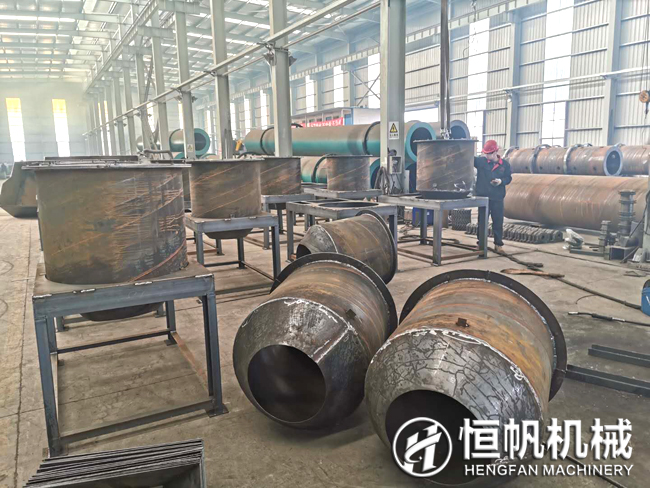 響應(yīng)國家復(fù)工號召有機(jī)肥設(shè)備生產(chǎn)廠家恒帆機(jī)械已順利進(jìn)入生產(chǎn)(圖3) 鄭州恒帆機(jī)械員工佩戴口罩進(jìn)行工作